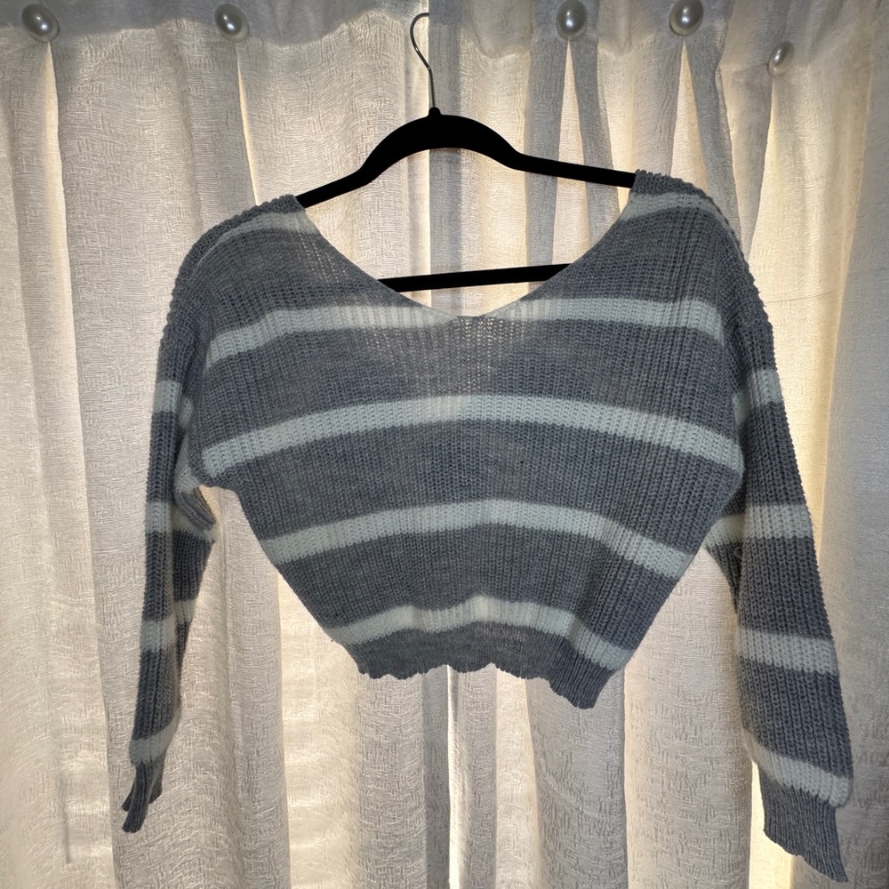 Girls SHEIN Striped Cropped Twist-Back Sweater – Gray & White